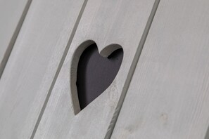 Una superficie de madera con un hueco en forma de corazón.