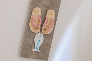 Un par de chanclas con una frase motivacional escrita en una tabla de madera.