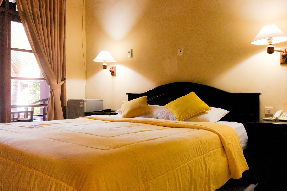 Deluxe-Doppelzimmer, Poolblick | Minibar, Zimmersafe, kostenloses WLAN