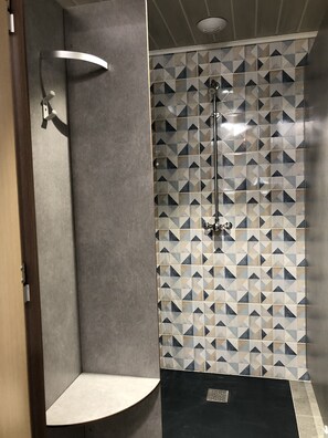 Habitación Grand, baño privado | Ducha del cuarto de baño