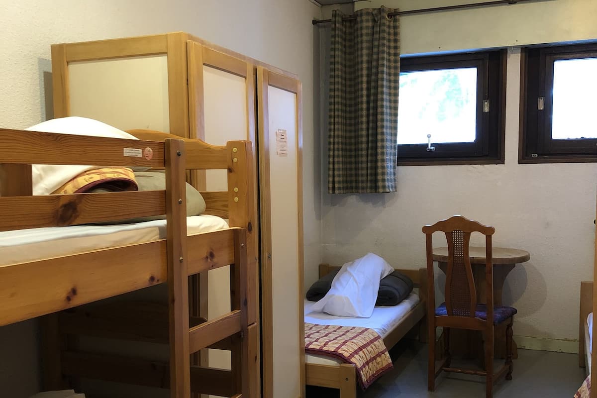 Dormitorio condiviso, per soli uomini, bagno condiviso | Con stile personalizzato, con arredamento individuale, Wi-Fi gratuito