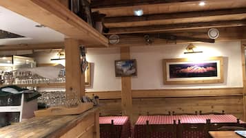 Se sirven cenas y cocina local e internacional