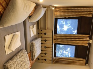 Chambre avec lits jumeaux, salle de bains commune