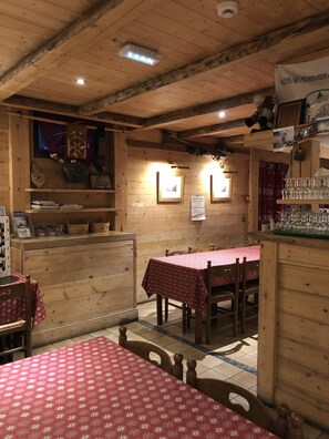 Middag serveres, lokale og internasjonale retter