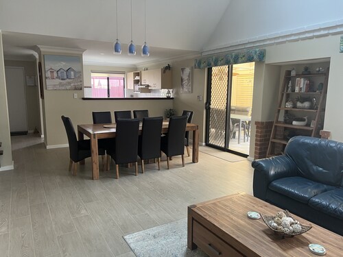 Villa, free fast WIFI, 150m to beach, quiet, fenced, 2 car undercover parking