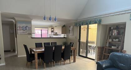 Villa, free fast WIFI, 150m to beach, quiet, fenced, 2 car undercover parking