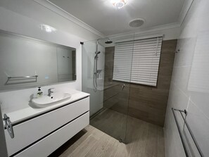 Ensemble douche/baignoire, sèche-cheveux, serviettes fournies, savon
