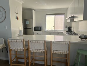 大型雪櫃/冰箱、微波爐、焗爐、爐具