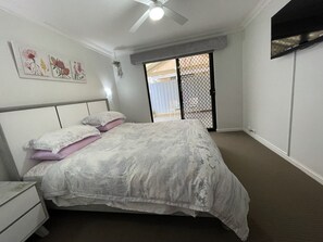 3 habitaciones, tabla de planchar con plancha y cuna de viaje