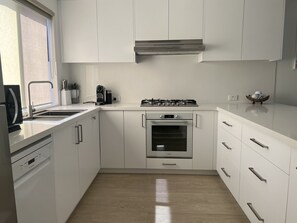 Grand réfrigérateur, micro-ondes, four, plaque de cuisson