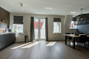 Réfrigérateur, micro-ondes, lave-vaisselle, chaise haute