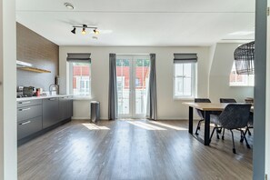 Jääkaappi, mikroaaltouuni, astianpesukone, syöttötuoli