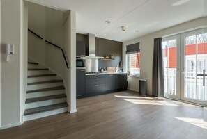 Kjøleskap, mikrobølgeovn, oppvaskmaskin og høy barnestol