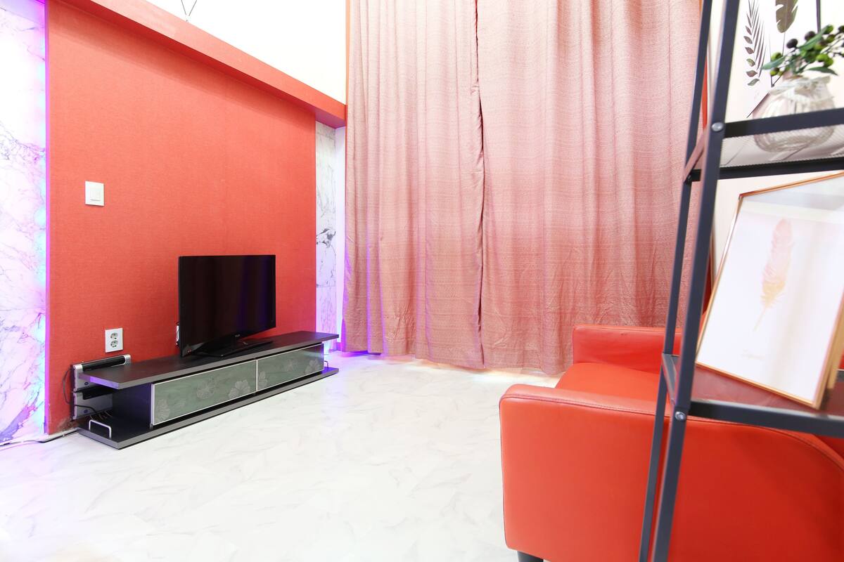 Duplex (Maipo) | Living room | 30-inch LCD TV with cable channels, TV