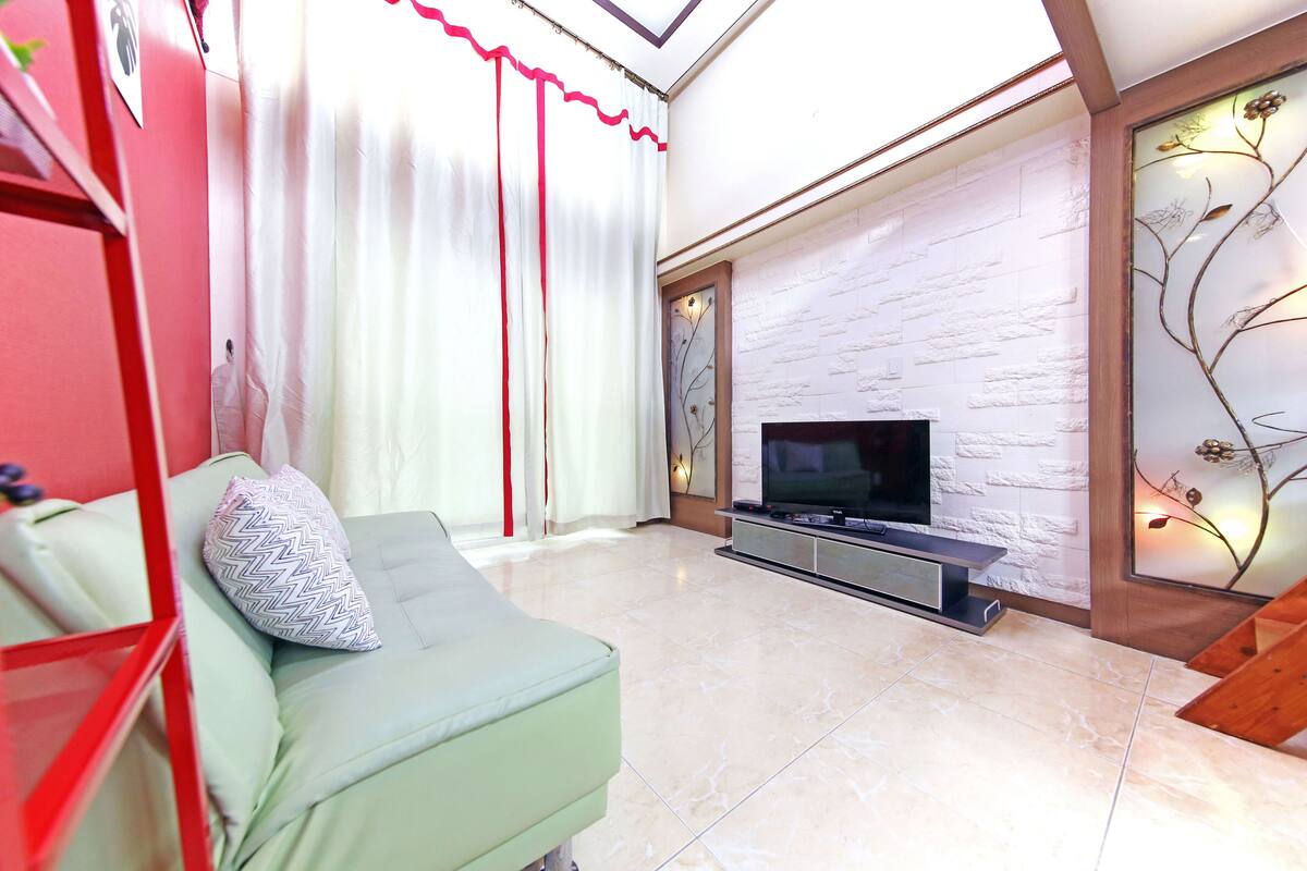 Duplex, Jetted Tub (Bordeaux) | Living room | 30-inch LCD TV with cable channels, TV