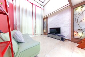 Dúplex, bañera de hidromasaje (Bordeaux) | Sala de estar | Televisión LCD de 30 pulgadas con canales por cable, una televisión