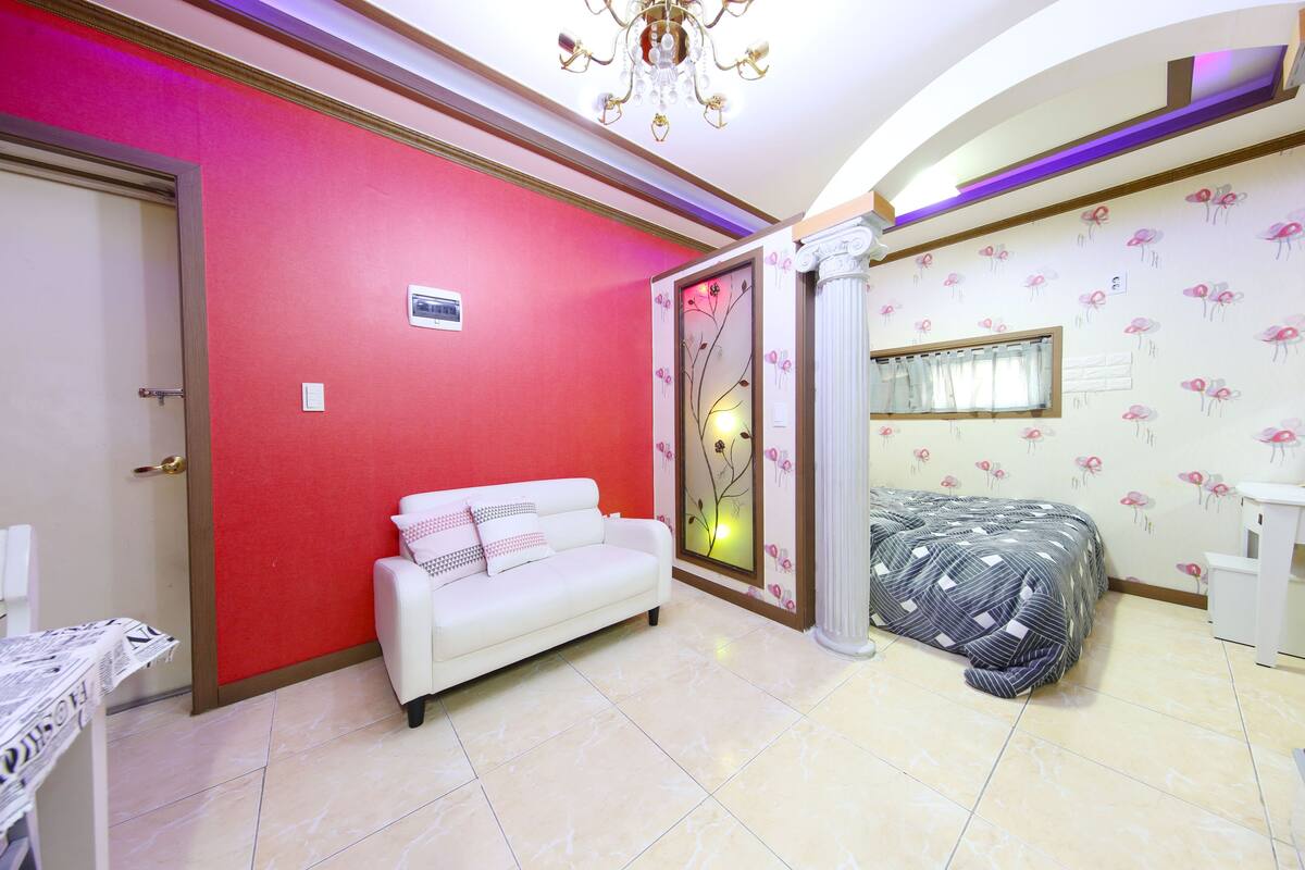 Room (Marlborough) | Living room | 30-inch LCD TV with cable channels, TV