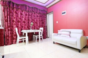 Habitación (Marlborough) | Sala de estar | Televisión LCD de 30 pulgadas con canales por cable, una televisión