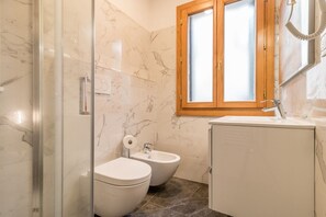 Douche, bidet, serviettes fournies