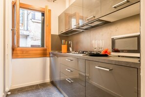 Réfrigérateur, micro-ondes, plaque de cuisson, lave-vaisselle