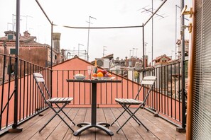Outdoor dining - The Black apartment is located in a central area of Venice, a stone's throw from the Ca' d'Oro vaporetto stop. The place is fantastic - very close to all tourist attractions, shops and restaurants, but at the same time out of the tourist crowd. From here (Venezia)