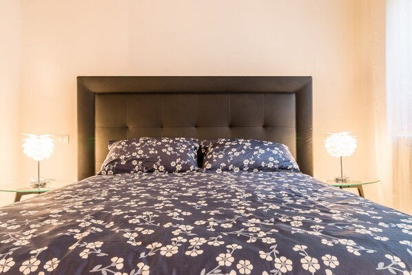 Room - The Black apartment is located in a central area of Venice, a stone's throw from the Ca' d'Oro vaporetto stop. The place is fantastic - very close to all tourist attractions, shops and restaurants, but at the same time out of the tourist crowd. From here (Venezia)