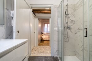 Douche, sèche-cheveux, bidet, serviettes fournies
