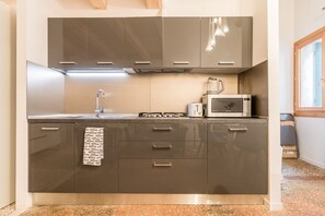 Herdplatte, Geschirrspüler, Kochgeschirr/Geschirr/Besteck