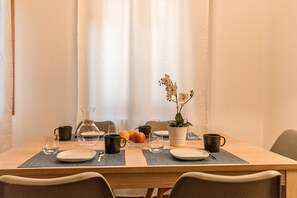 Dining - The Black apartment is located in a central area of Venice, a stone's throw from the Ca' d'Oro vaporetto stop. The place is fantastic - very close to all tourist attractions, shops and restaurants, but at the same time out of the tourist crowd. From here (Venezia)