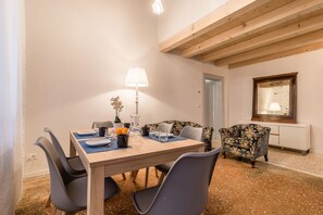 Dining - The Black apartment is located in a central area of Venice, a stone's throw from the Ca' d'Oro vaporetto stop. The place is fantastic - very close to all tourist attractions, shops and restaurants, but at the same time out of the tourist crowd. From here (Venezia)