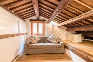 Living area - The Black apartment is located in a central area of Venice, a stone's throw from the Ca' d'Oro vaporetto stop. The place is fantastic - very close to all tourist attractions, shops and restaurants, but at the same time out of the tourist crowd. From here (Venezia)