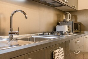 Geladeira, cooktop, lava-louças, talheres/pratos/utensílios de cozinha