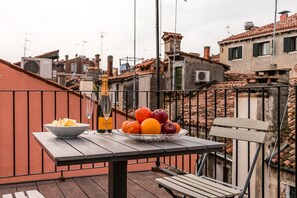 Outdoor dining - Entire apartment with 3 bedrooms, 2 bathrooms and fantastic terrace (Venezia)