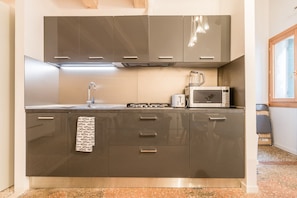 Herdplatte, Geschirrspüler, Kochgeschirr/Geschirr/Besteck