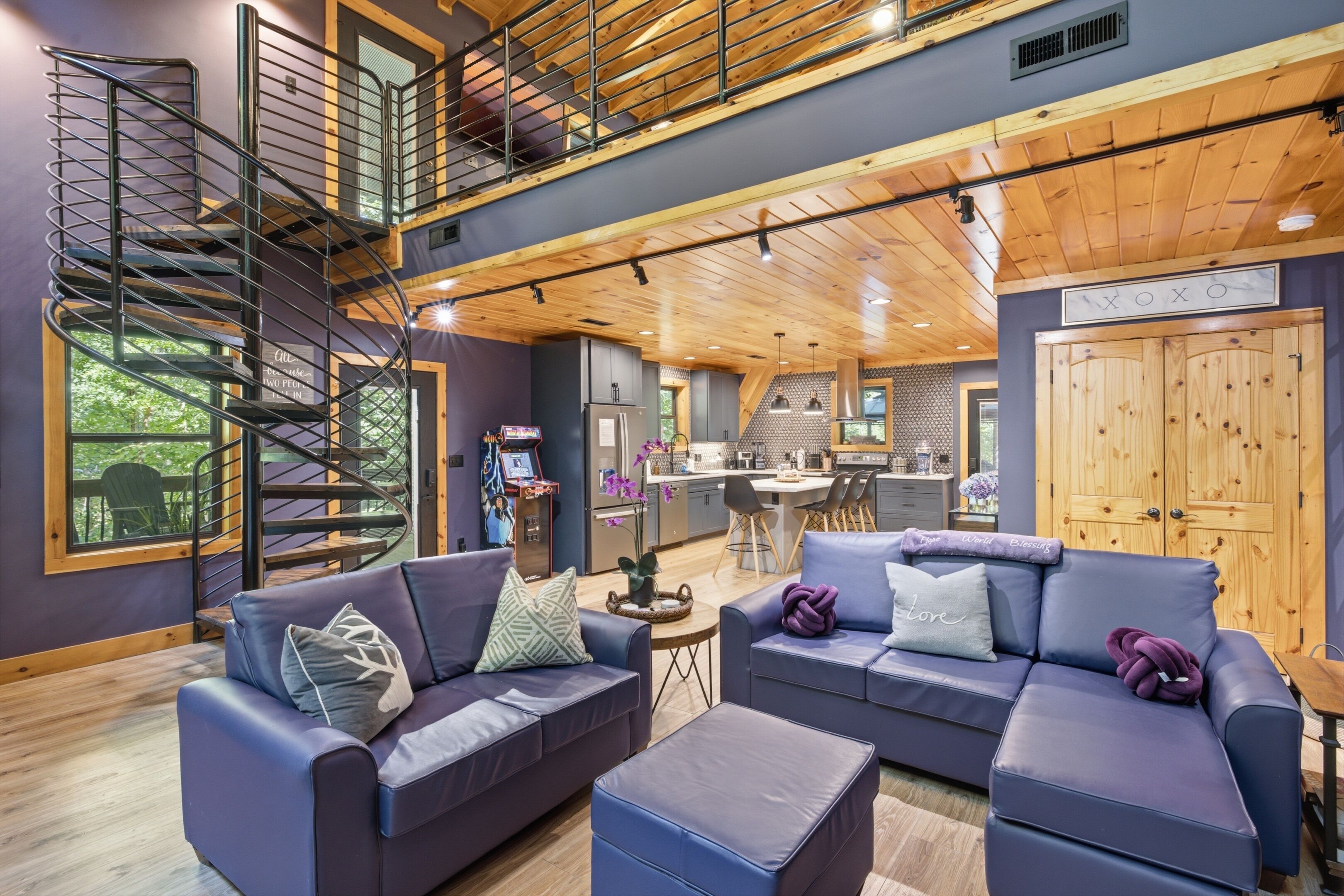 Ein modernes Interieur mit einer Wendeltreppe, einem Essbereich und einer Küche.