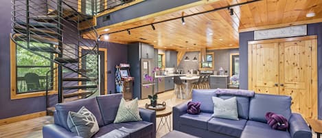 Ein modernes Interieur mit einer Wendeltreppe, einem Essbereich und einer Küche.