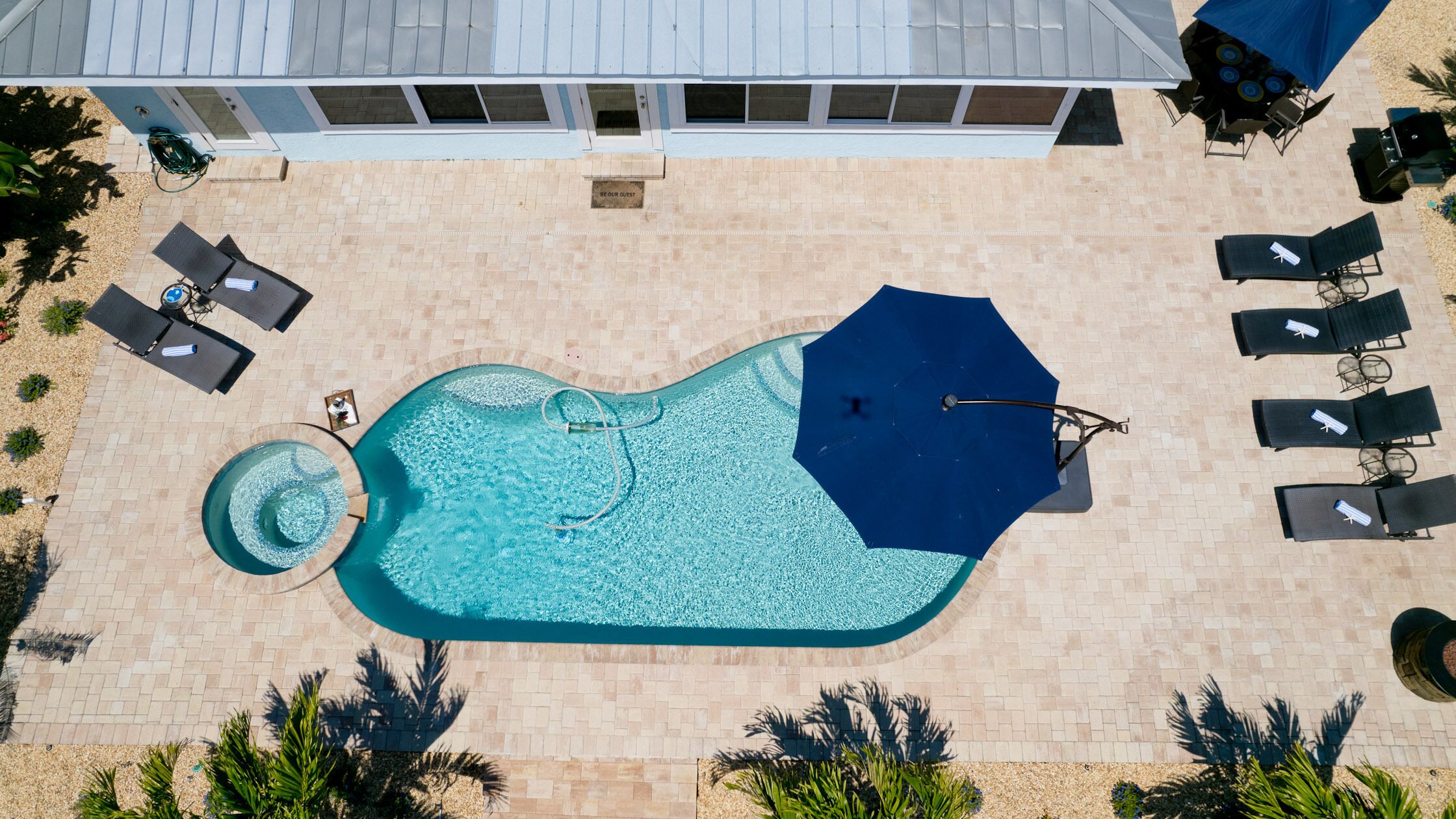Piscine chauffée, chaises longues