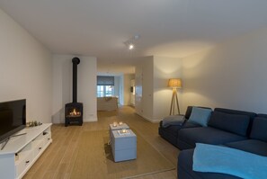 Een televisie en een open haard