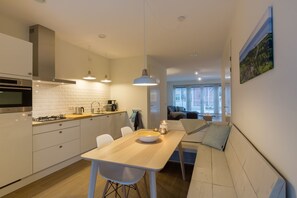 Een koelkast, een magnetron, een oven, een vaatwasser