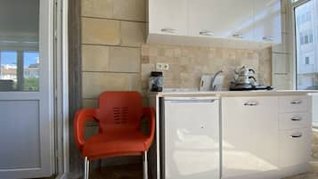 Traditional Apartment, 1 Bedroom | Private kitchen | Mini-fridge, stovetop, cookware/dishes/utensils