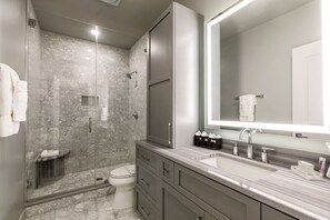 Combined shower/bathtub, hair dryer, towels
