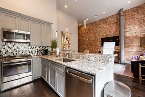 Geladeira, micro-ondas, fogão, cooktop