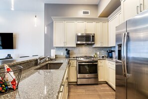 Réfrigérateur, micro-ondes, four, plaque de cuisson