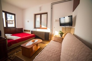 1 bedroom, premium bedding, desk, laptop workspace