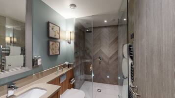 Superior Double Room | Bilik Mandi | Pancuran mandi, hulu semburan mandi hujan, tuala disediakan