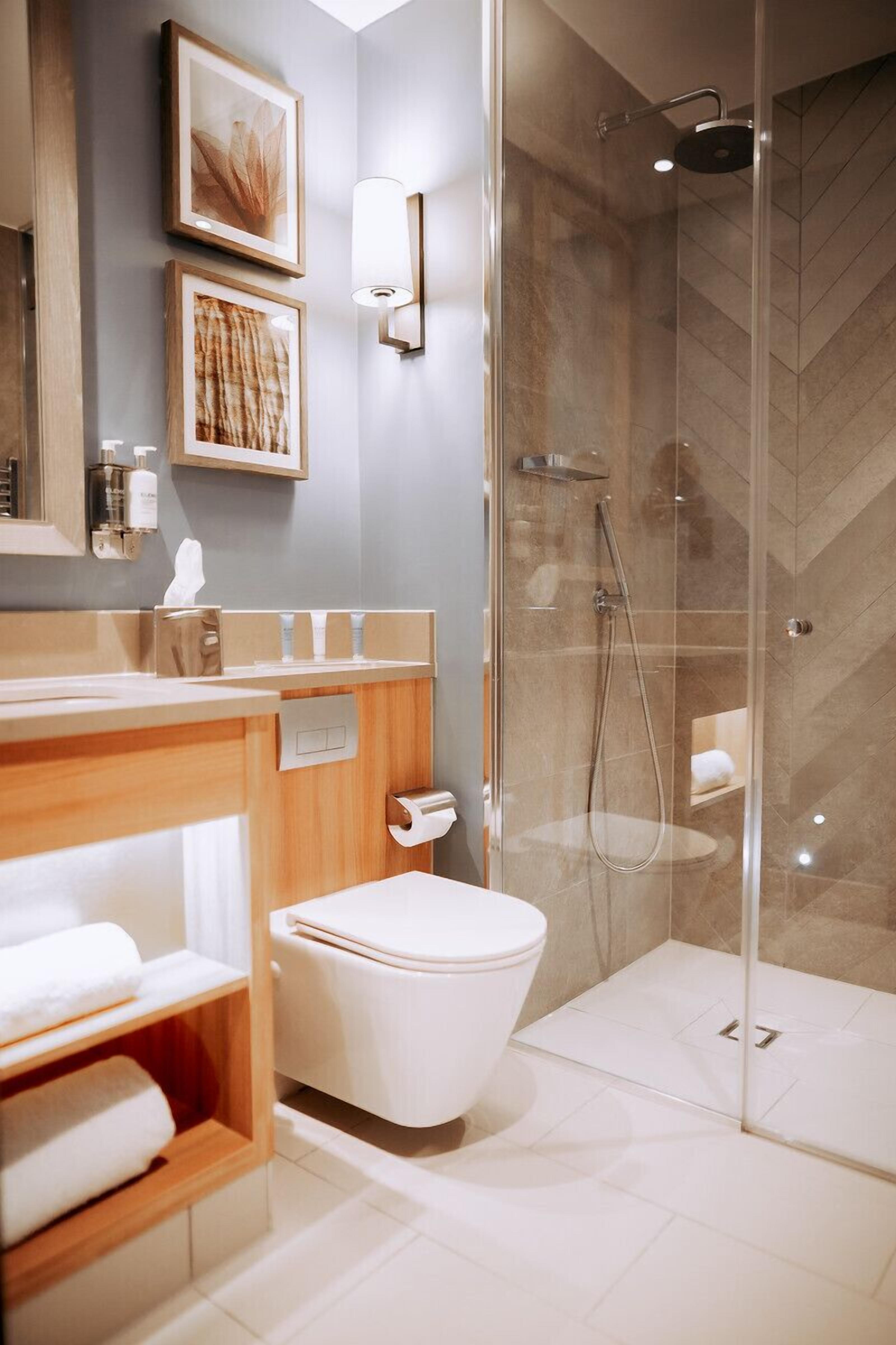 superior double room | bathroom | shower, rainfall showerhead, towels