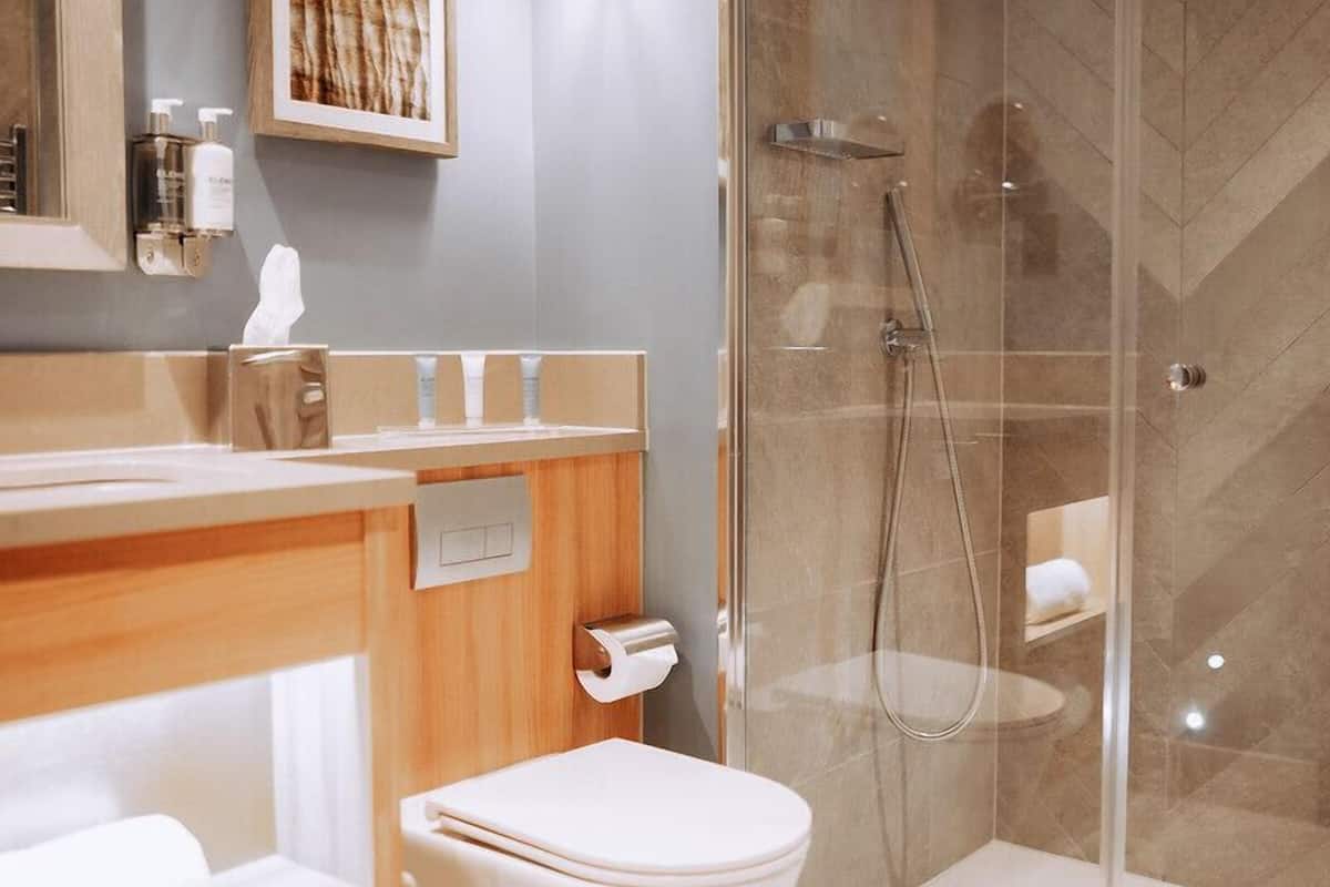 superior double room | bathroom | shower, rainfall showerhead, towels