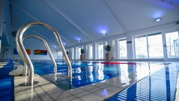 Una piscina cubierta