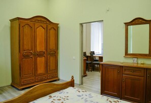 2 bedrooms, internet, bed sheets