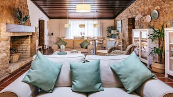 Vila premium | Área de estar | TV de tela plana 32 polegadas com canais a cabo, TV